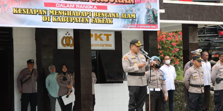 Kapolres Fakfak AKBP Hendriyana, SE. MH Pimpin Apel Gelar Pasukan Kesiapan Hadapi Bencana Alam (Foto Humas Polres Fakfak)
