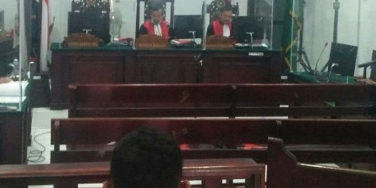 Tim JPU KPK menuntut Amri, terdakwa dugaan penyuap Wali Kota Ambon tahun 2017-2022 Richard Louhenapessy, selama 2 tahun 6 bulan penjara. (17/11) (ANTARA)