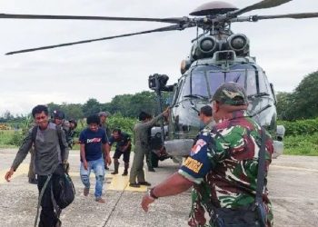 Para tukang saat turun dari helikopter setelah dievakuasi dari Paro, Kabupaten Nduga. (ANTARA/HO/Penrem 172/PWY)