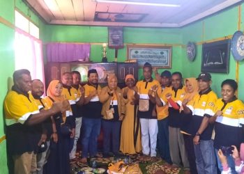 Foto bersama Ketua DPC Partai Hanura Kabupaten Fakfak, Baguna Palisoa usai pemingan Amirudin Tuturop sebagai Kader, Rabu 1 Maret 2023 (Foto: Salmon Teriraun/PrimaRakyat)