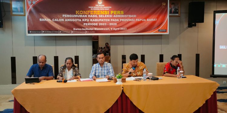 Timsel Balon Anggota KPU Kabupaten se-Papua Barat Gelar Konferensi pers di Ruang Bintuni Swiss-belhotel Manokwari, Sabtu (8/4/2023).(Foto : KENN)
