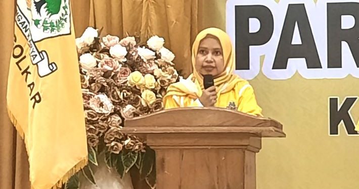 Ketua DPD Partai Golkar Kabupaten Fakfak, Siti Rahma Hegemur menyampaikan orasi politknya (Foto: Salmon Teriraun/PrimaRakyat)