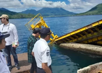 PT ASDP kantor pusat menurunkan tim untuk mengidentifikasi penyebab insiden kapal Ferry KMP City Line yang menabrak dermaga di Pelabuhan Ferry Cabang Ternate, Maluku Utara yang mengakibatkan dermaga tersebut rusak parah, Rabu (17/5/2023). ANTARA/Abdul Fatah