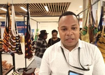 Program Manager Sosial Budaya PMI Papua Barat Simson Bonggoibo saat diwawancara di Manokwari, Kamis (22/6/2023). ANTARA/Fransiskus Salu Weking