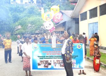 Ketua Badan Pekerja Klasis GKI Fakfak, Pdt Abraham Tanamal, S.Si, Teologi resmi lepas peserta Pawai Budaya HDS PAR GKI se Tanah Papua ditandai pelepasan balon ke udara (Foto: PrimaRakyat/Salmon Teriraun)