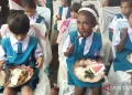 Tampak anak-anak tengah menikmati santapan ikan segar pada kegiatan gemar makan ikan yang dilaksanakan Pemprov PBD di Sorong, Selasa (29/8) (ANTARA/Yuvensius Lasa Banafanu)