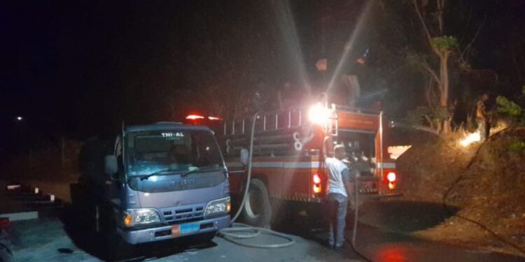 Pangkalan TNI AL Saumlaki Kerahkan Personel dan Materil Bantu Proses Pemadaman Kebakaran Lahan Milik Warga. [Foto Ist)