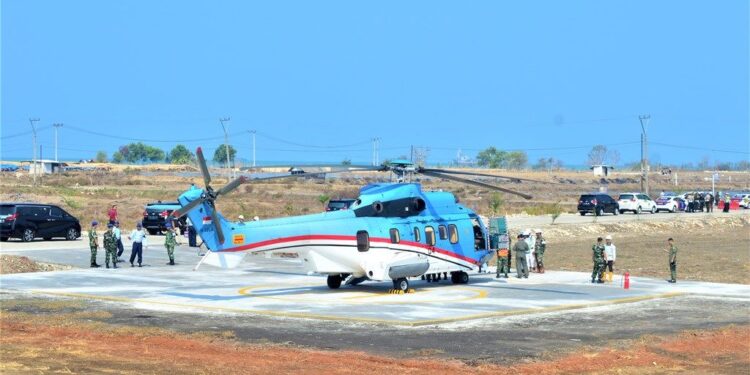 GLADI: Helikopter Kepresidenan saat melakukan uji coba atau gladi pendaratan di area Helipad PP-Wika di Desa Patimban. YOGI MIFTAHUL FAHMI/PASUNDAN EKSPRES